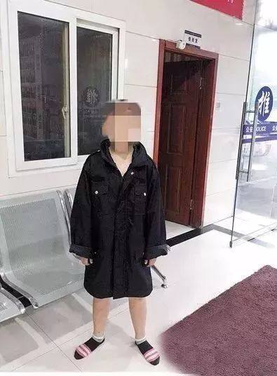 一段视频看哭了无数孩子,一个男孩跪地大哭的视频