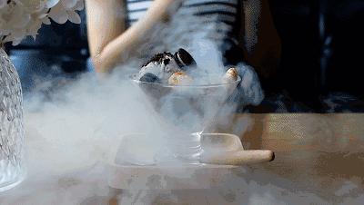 炎炎夏日来杯清爽的冰激凌,炎炎夏日来一杯冰饮降降温