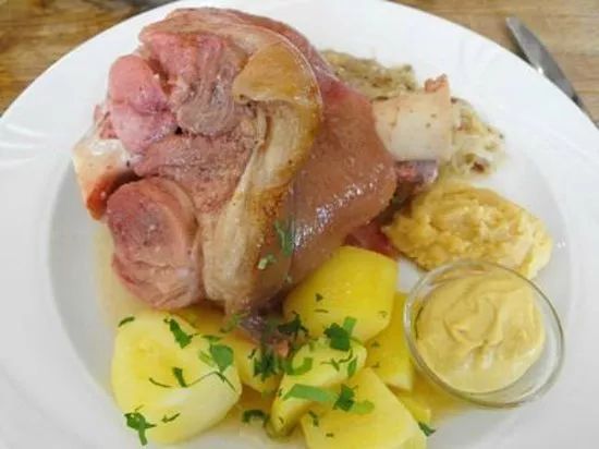 带了一飞机美食去踢球？！“吃货”足球队了解一下？