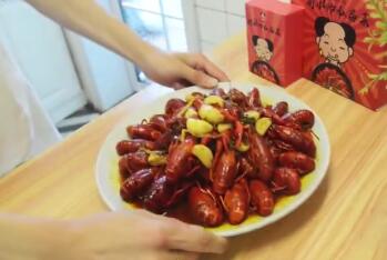 重回90年代靠卖小龙虾发家致富,90后卖鱼小伙年入千万