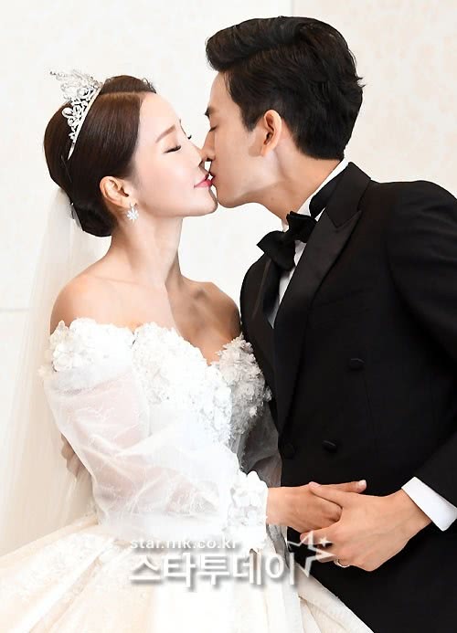 韩国女星嫁小18岁中国老公全集,韩国男艺人娶小17岁妻子