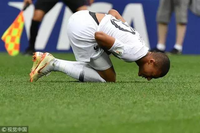 姆巴佩学梅西躺草,姆巴佩实力超越内马尔