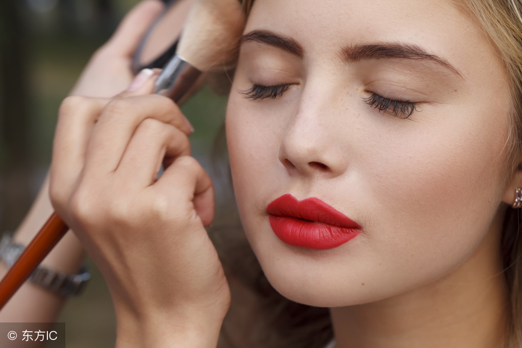 夏天出汗脱妆用什么补妆,夏天出汗多用什么定妆不脱妆