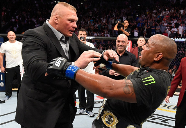 ufc最新重量级冠军小战警比赛,ufc重量级冠军打小鹰