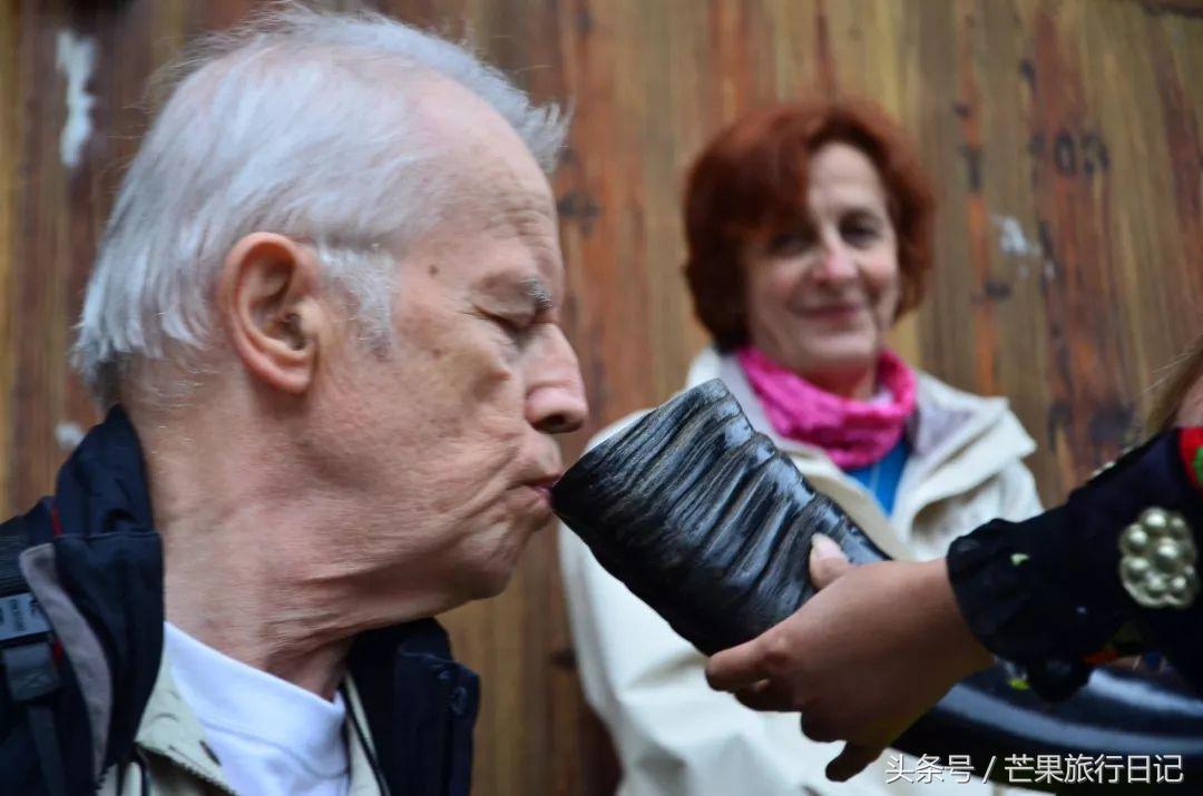 贵州西江千户苗寨苗服 (西江千户苗寨朗德上寨哪个值得去)