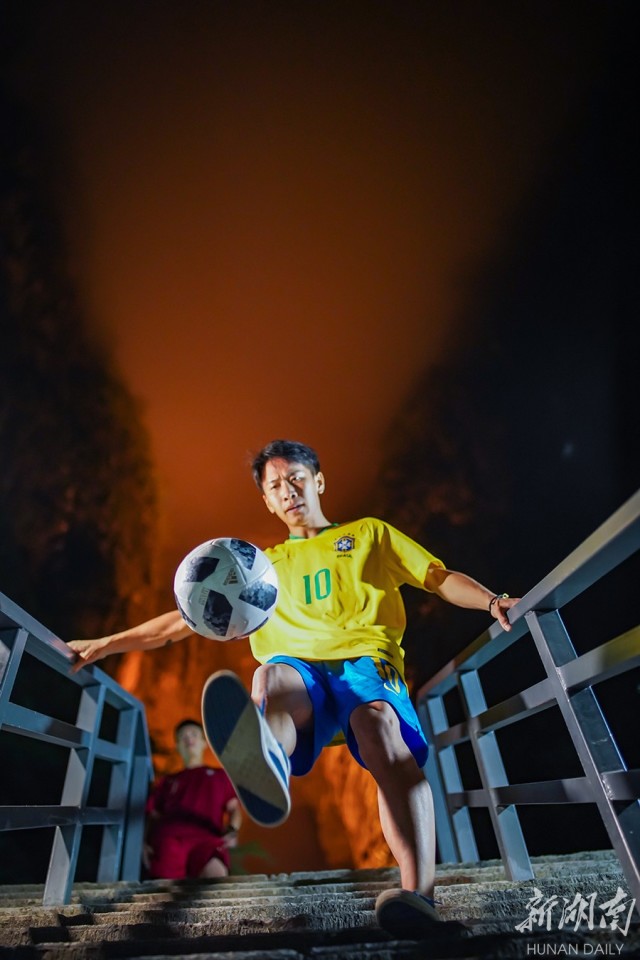 天门山颠球挑战,花式颠球挑战天门山