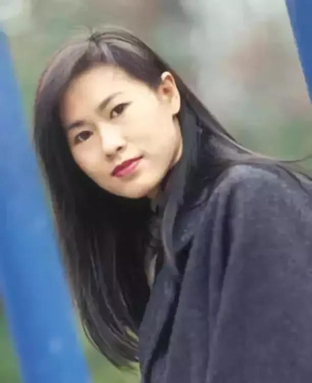 他是林夕、黄伟文共同的偶像，10年作词千首，被誉为“港乐鬼才”