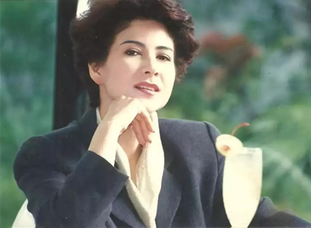 他是林夕、黄伟文共同的偶像，10年作词千首，被誉为“港乐鬼才”