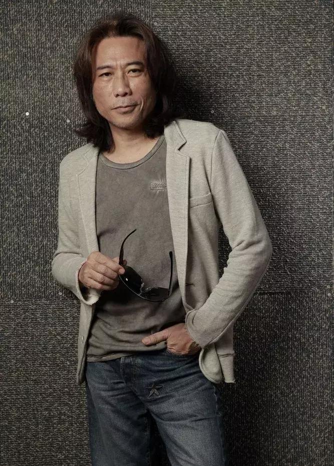 他是林夕、黄伟文共同的偶像，10年作词千首，被誉为“港乐鬼才”