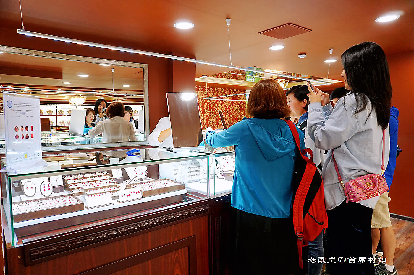 俄罗斯大妈都看不下去了：黑珠宝店只接待中国人，价格贵上天