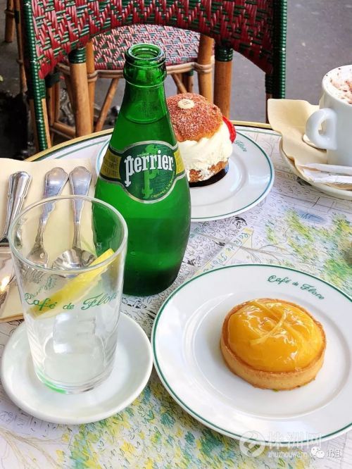 我在巴黎莎士比亚书店里，竟然找到了看手相的书