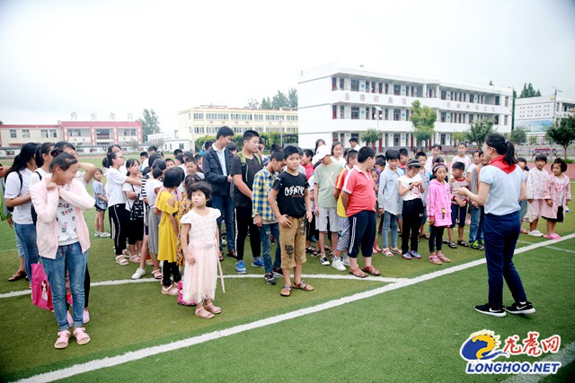 南京这群大学生来到经济薄弱村为留守儿童上足球课