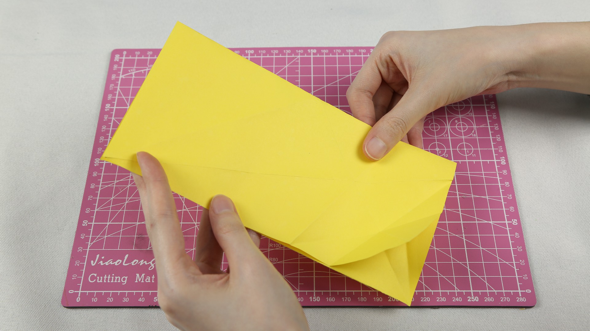 想要恐龙玩具，不用再去商场买了，姑娘教你巧用一张纸折出来