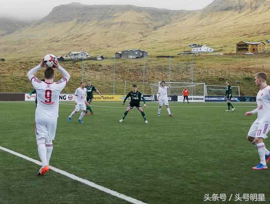 足球世界杯很难吗,世界杯足球场地是真草吗