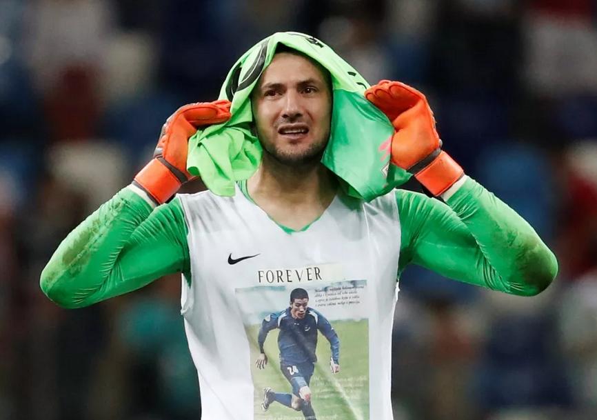 世界杯克罗地亚门将被贴脸质问,克罗地亚守门员被追