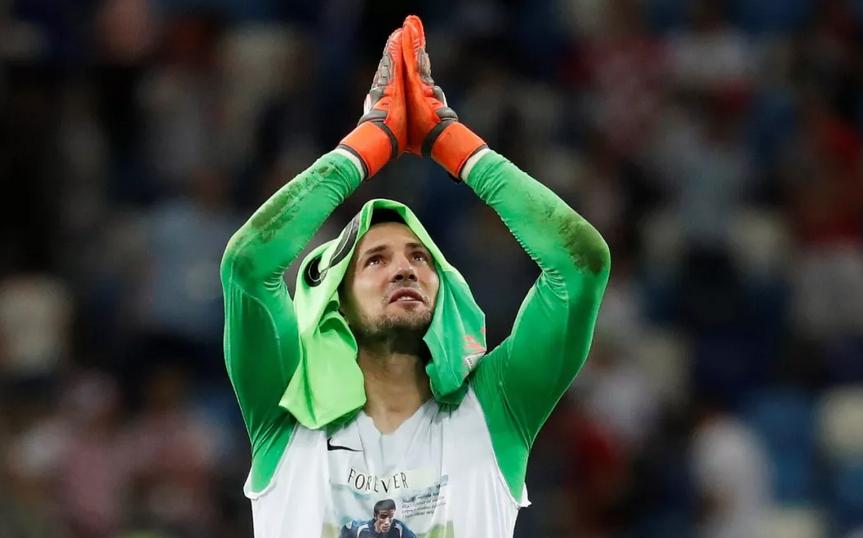 世界杯克罗地亚门将被贴脸质问,克罗地亚守门员被追