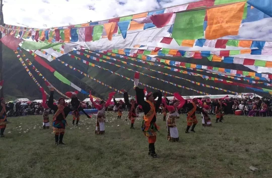 在七月最美的尕朵，体验藏区泼水节……