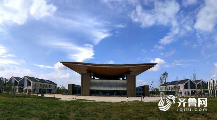 蓝天白云下的小镇,蓝天白云太阳能