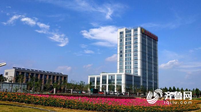 蓝天白云下的小镇,蓝天白云太阳能