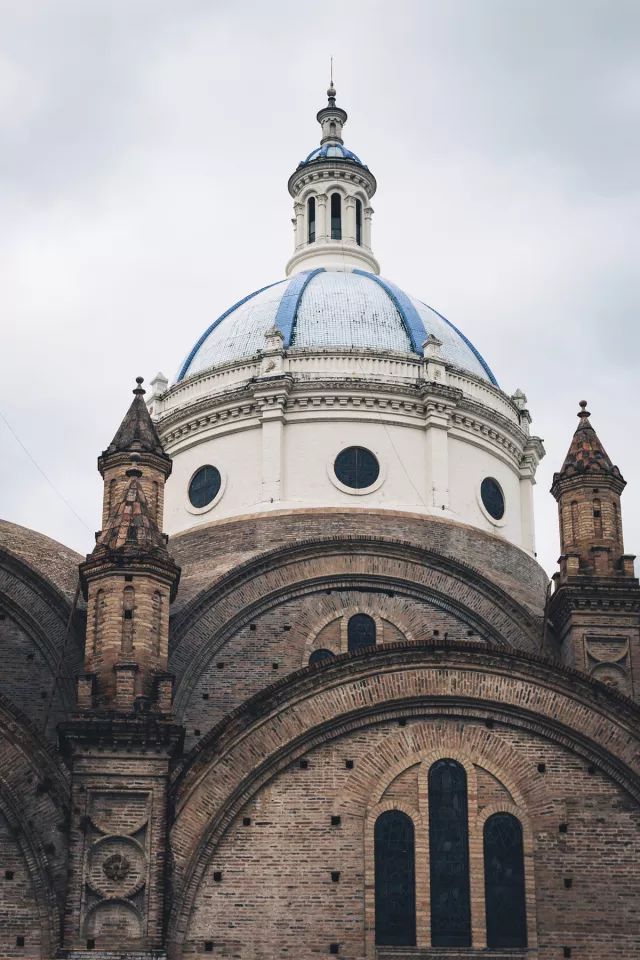 左脚北半球右脚南半球的国家,右脚在南半球左脚在北半球