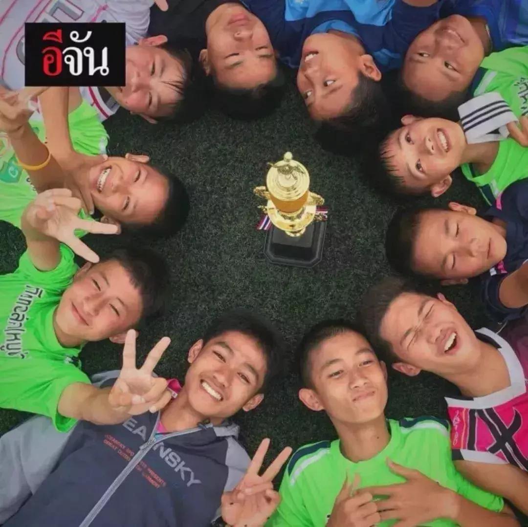 奇迹！被困18天，13人少年足球队全部生还！一生中最“漫长”的4公里，让人感动的是……