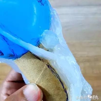 拿出胶水和纸卷,你能比中国足球队先拿到世界杯