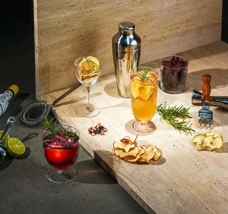 在实验室里调酒、倒酒都用水龙头？这家店颠覆了我对酒吧的想象