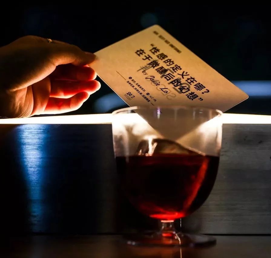 在实验室里调酒、倒酒都用水龙头？这家店颠覆了我对酒吧的想象