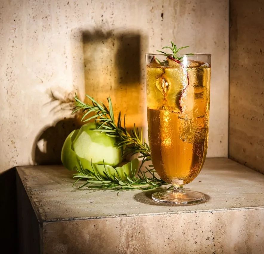 在实验室里调酒、倒酒都用水龙头？这家店颠覆了我对酒吧的想象