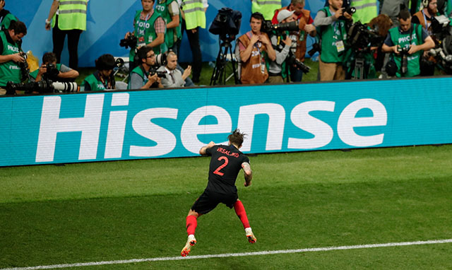 进球应当无效!克罗地亚队员这一举动让裁判专家冒冷汗:太危险了