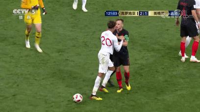 世界杯“奇葩”1幕：疑似“急眼”22岁小将连队友都“不理”