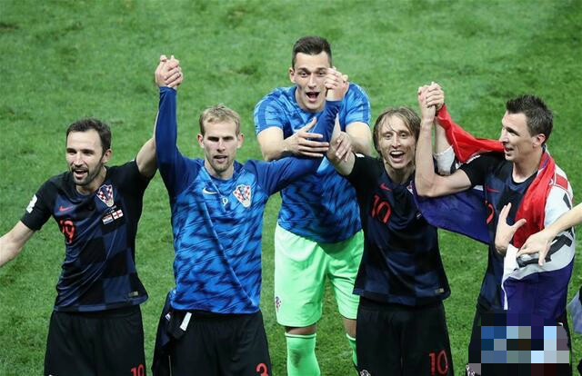 看了世界杯才知道祖国强大了,看世界杯了解国歌澳大利亚队