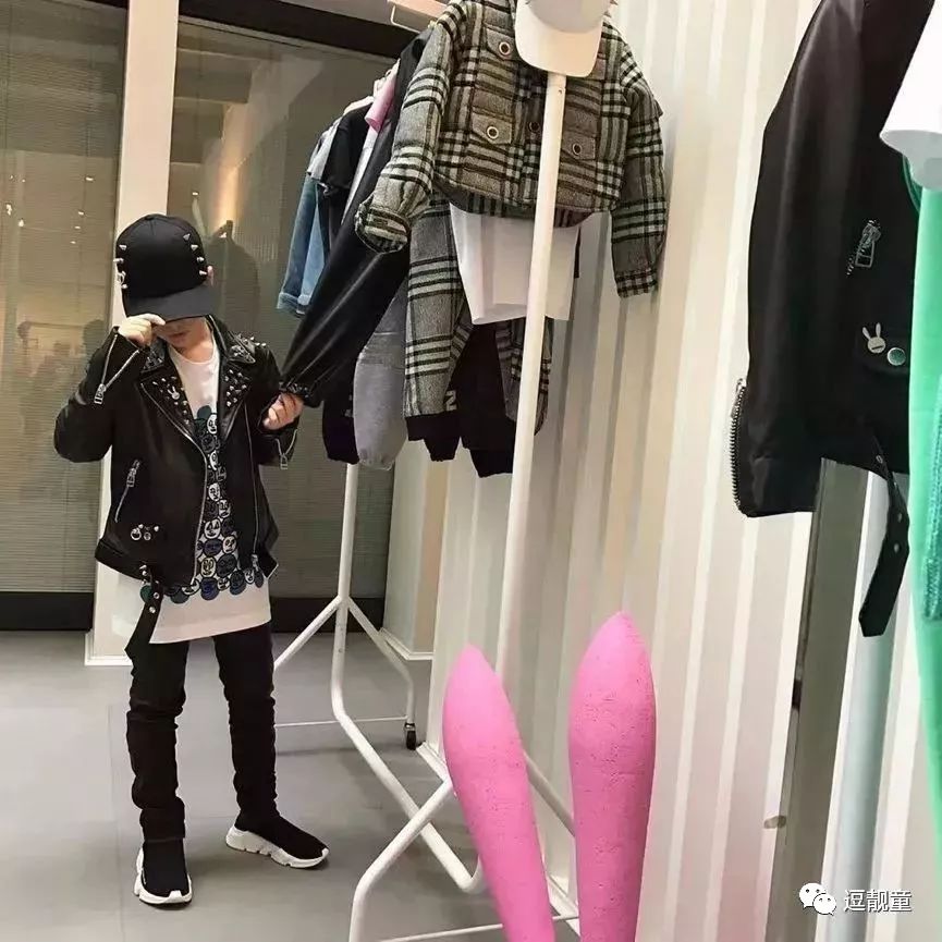 把自己装扮起来假装很酷,把自己打扮得酷一点