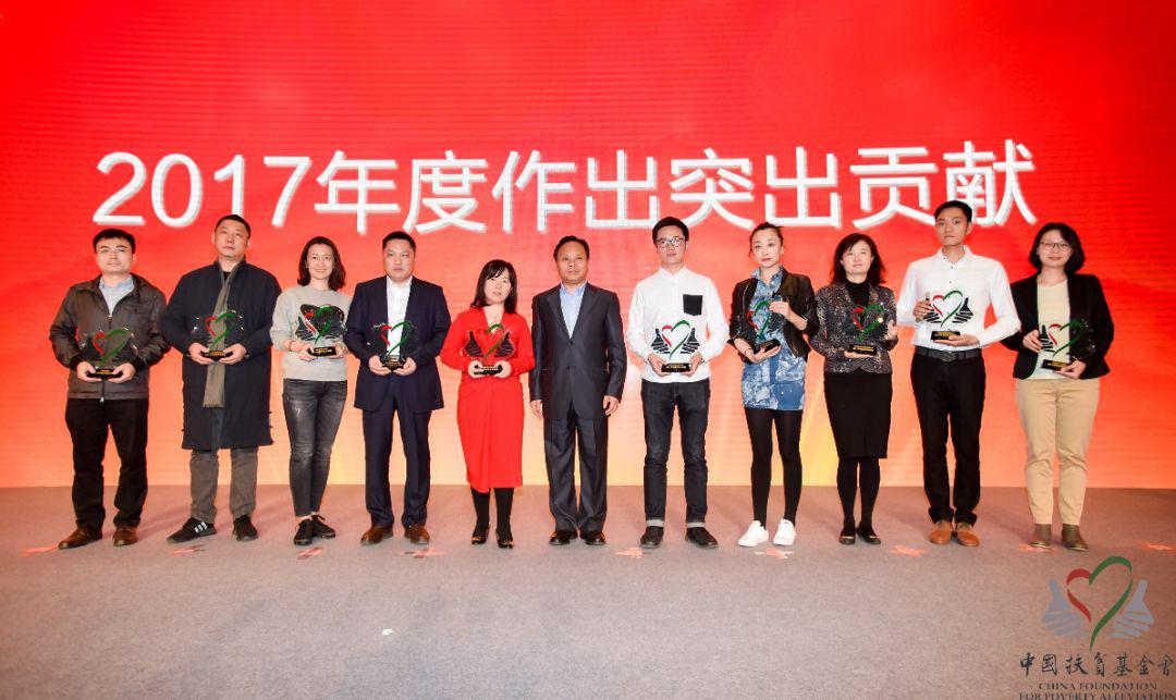 绿茵场以弱胜强,绿茵场上的拼搏