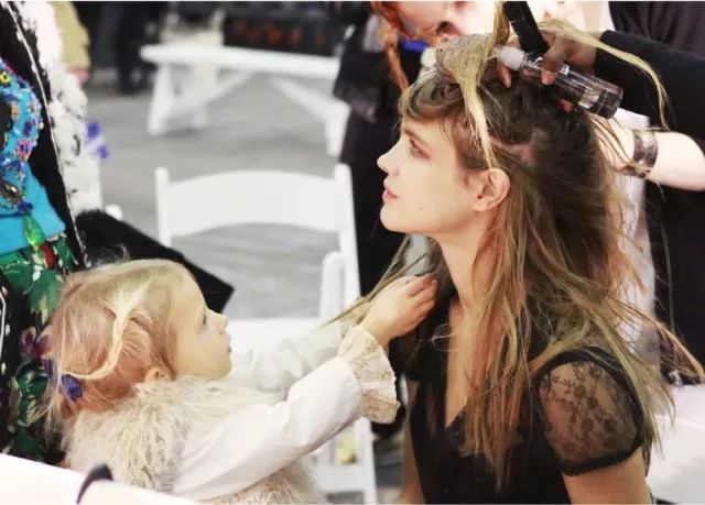 她被香奈儿和阿玛尼“通缉”，只因她在试衣间干的事儿太放肆！