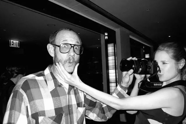 她被香奈儿和阿玛尼“通缉”，只因她在试衣间干的事儿太放肆！