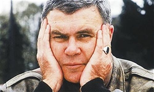 读了看不懂是浪费时间，读了看懂了是浪费生命——雷蒙德·卡佛