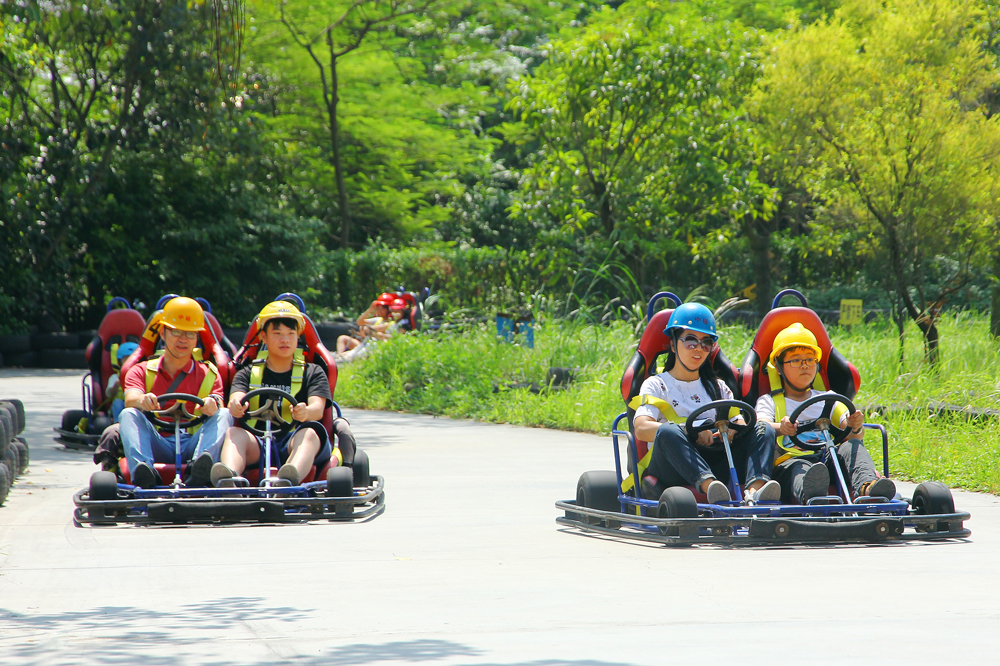 暑假带孩子逛公园,带孩子玩跳楼