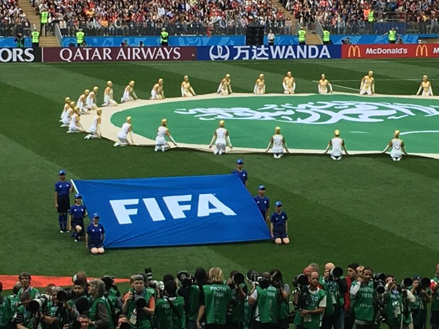 揭幕战前的3位中国护旗手,今晚的世界杯比赛直播视频回放