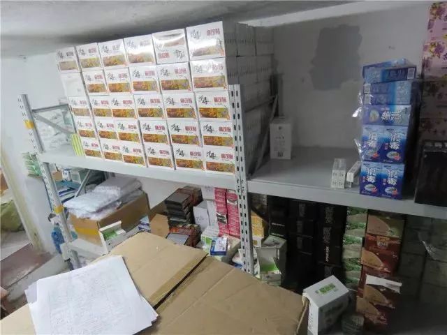 12人涉嫌贩卖毒品案受审,21名犯罪嫌疑人被一举抓获都有谁