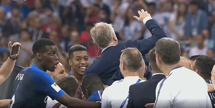 世界杯决赛颁奖仪式后感动场面,世界杯决赛上的暖心瞬间