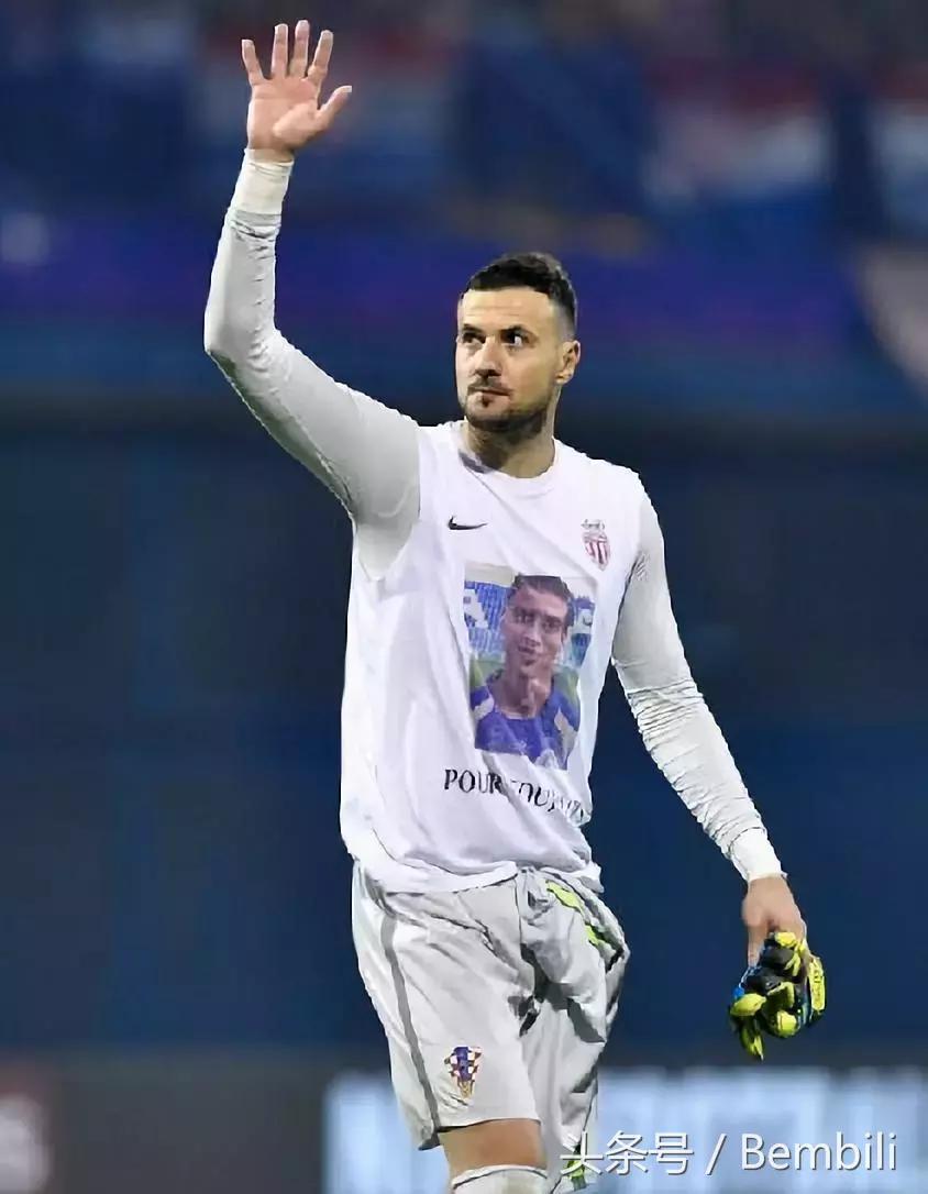 克罗地亚守门员扑出点球激动瞬间,克罗地亚门将跑到一边庆祝