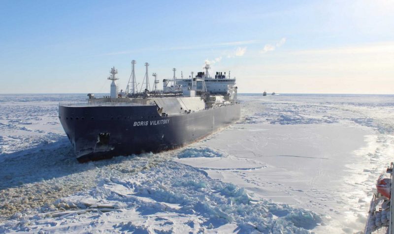 比碰碰车蛮横的是坦克,比Tank更横的是北冰洋上的巨型油罐