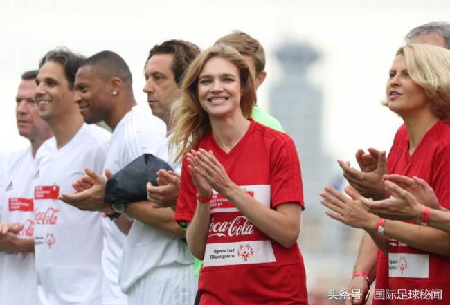 大力神杯美女特使成功抢镜两大前足坛巨星
