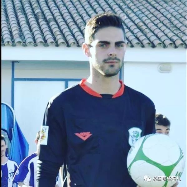 粉粉的裁判举止夸张，笑点满满，然而他却承受着巨大的委屈