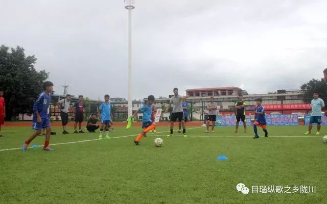 爱心善举托起足球梦,爱心托起童年梦