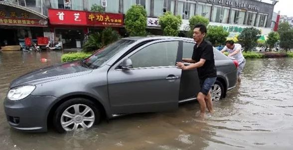 预警大雨大风来袭出行请注意安全,天气预警雨天出行请注意安全