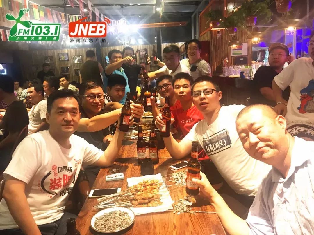 装腔不停！晓东小雨带你嗨翻世界杯冠军之夜！听说激情赛事与啤酒烤串更配哦~