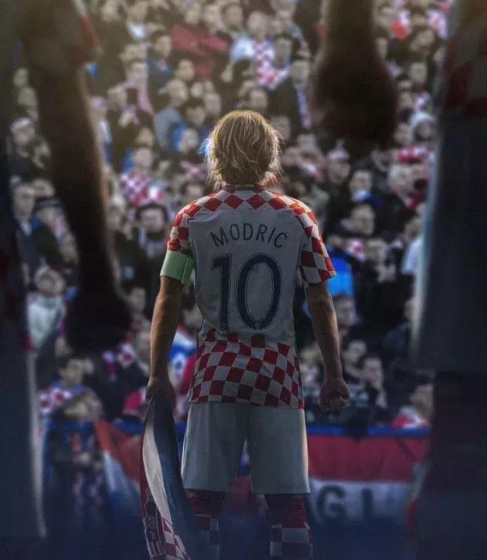 克罗地亚人脱下衣服震惊网友：哪有什么奇迹，只有普通人含泪奔跑