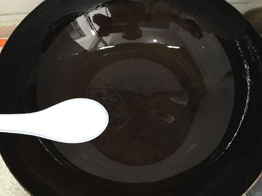 鱼头汤豆腐汤怎么才会白,为什么饭店鱼汤红色的